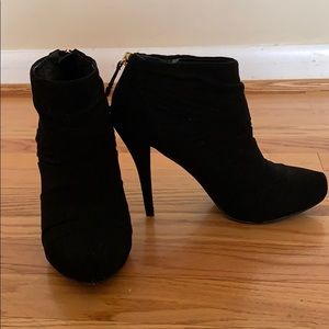 Guess ankle boots ( 6 1/2)
